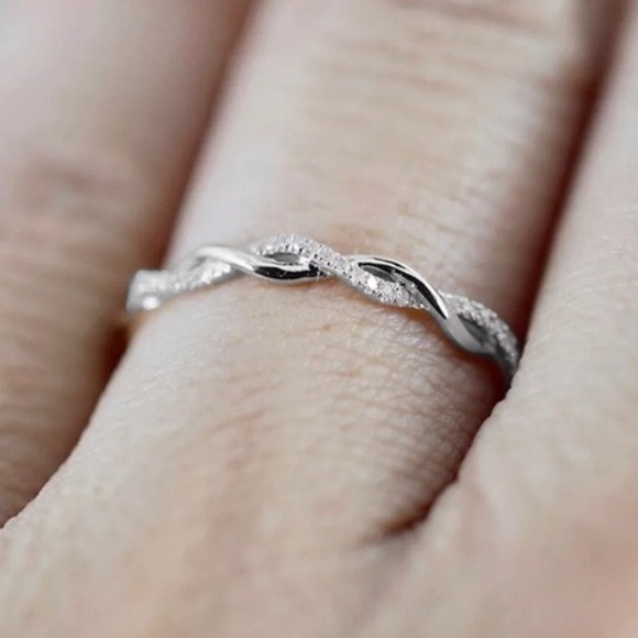 NEW Twist Classical CZ Austrian Crystals Ring - Picture 3 of 3